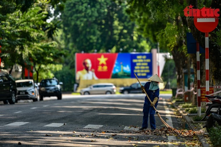 Phố phường Hà Nội thanh bình ngày đầu kỳ nghỉ lễ Quốc khánh ảnh 16