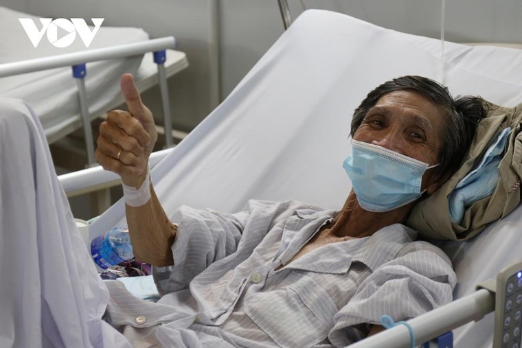 COVID-19: Ngón tay cái, biểu tượng của sự sống ảnh 2