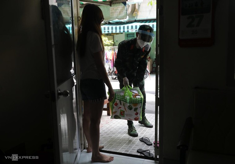 Dùng cần cẩu phát nhu yếu phẩm cho cư dân ảnh 7