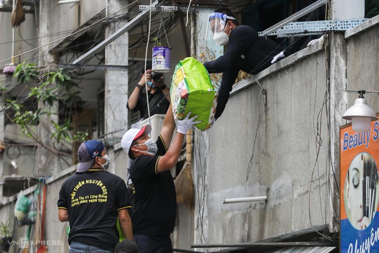 Dùng cần cẩu phát nhu yếu phẩm cho cư dân ảnh 8