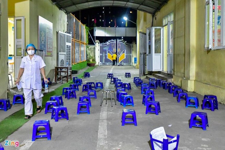 Nhiều người đến điểm tiêm vaccine trong đêm dù không có thư mời ảnh 10