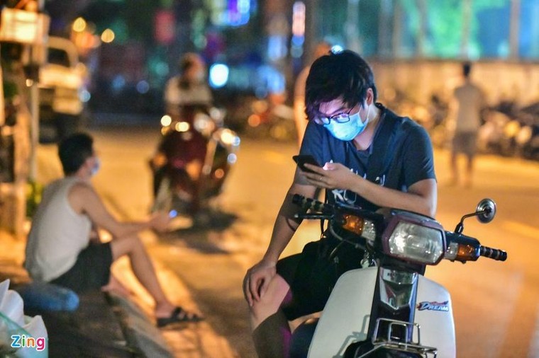 Nhiều người đến điểm tiêm vaccine trong đêm dù không có thư mời ảnh 4