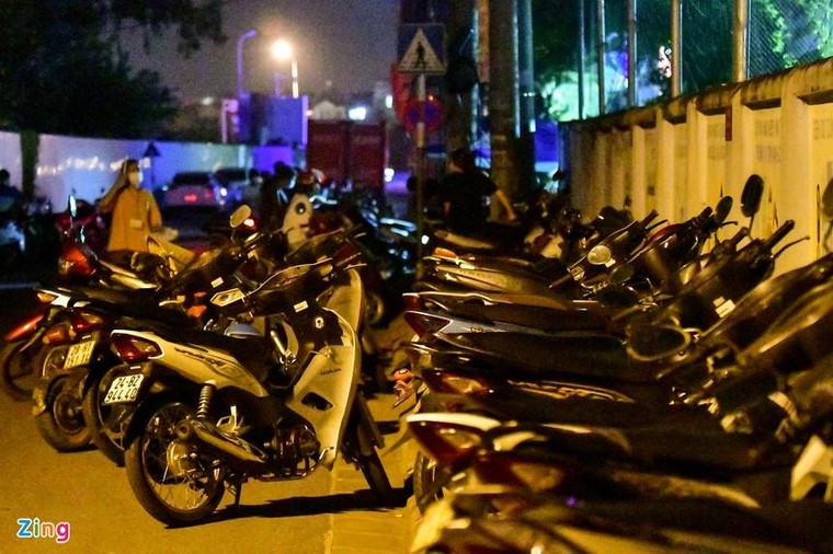 Nhiều người đến điểm tiêm vaccine trong đêm dù không có thư mời ảnh 5