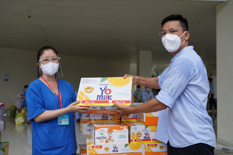Vinamilk đóng góp hơn 95 tỷ đồng cùng chính phủ, tuyến đầu, cộng đồng chống dịch COVID-19 ảnh 2