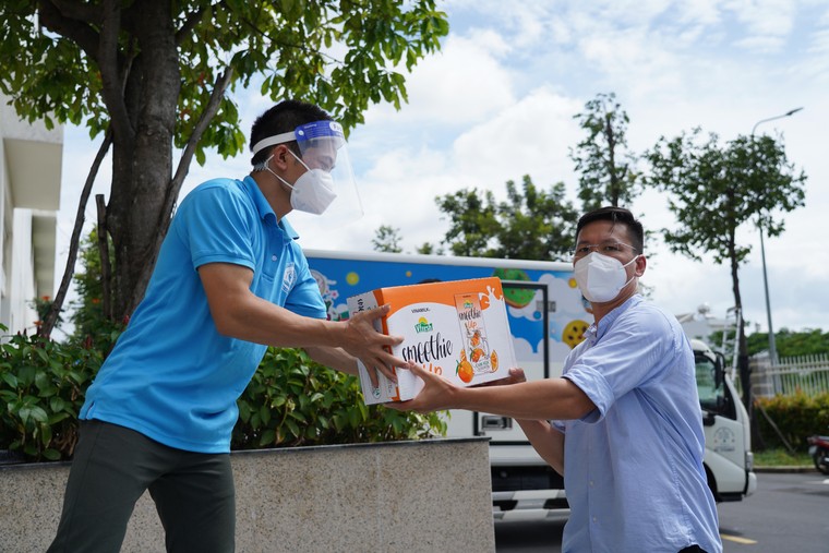 Vinamilk đóng góp hơn 95 tỷ đồng cùng chính phủ, tuyến đầu, cộng đồng chống dịch COVID-19 ảnh 4