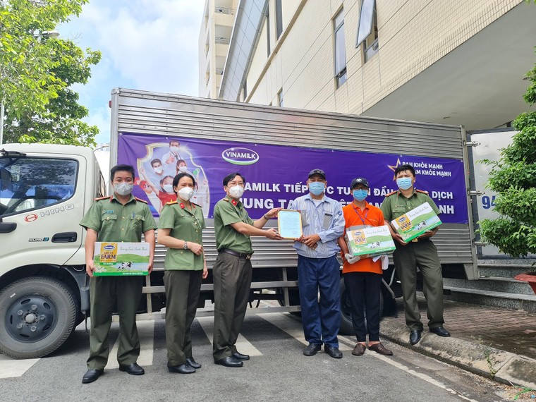 Vinamilk đóng góp hơn 95 tỷ đồng cùng chính phủ, tuyến đầu, cộng đồng chống dịch COVID-19 ảnh 5