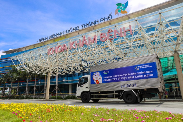 Vinamilk đóng góp hơn 95 tỷ đồng cùng chính phủ, tuyến đầu, cộng đồng chống dịch COVID-19 ảnh 8