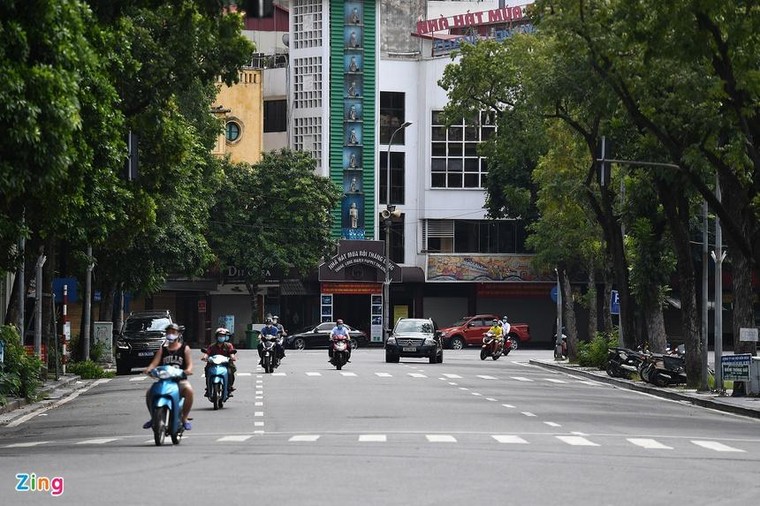 Xe cộ thưa thớt ngày đầu Hà Nội nới lỏng giãn cách ảnh 9