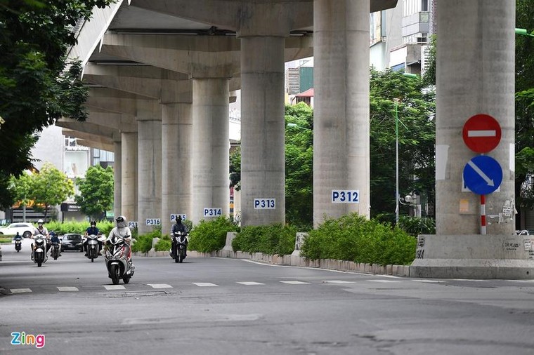 Xe cộ thưa thớt ngày đầu Hà Nội nới lỏng giãn cách ảnh 11