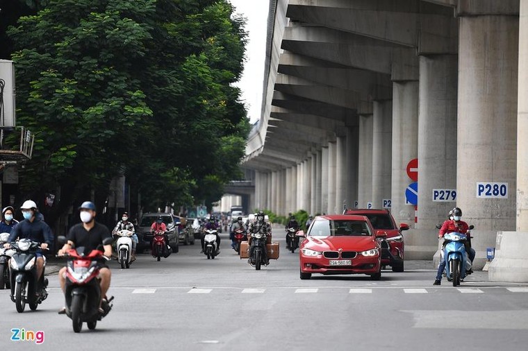 Xe cộ thưa thớt ngày đầu Hà Nội nới lỏng giãn cách ảnh 12