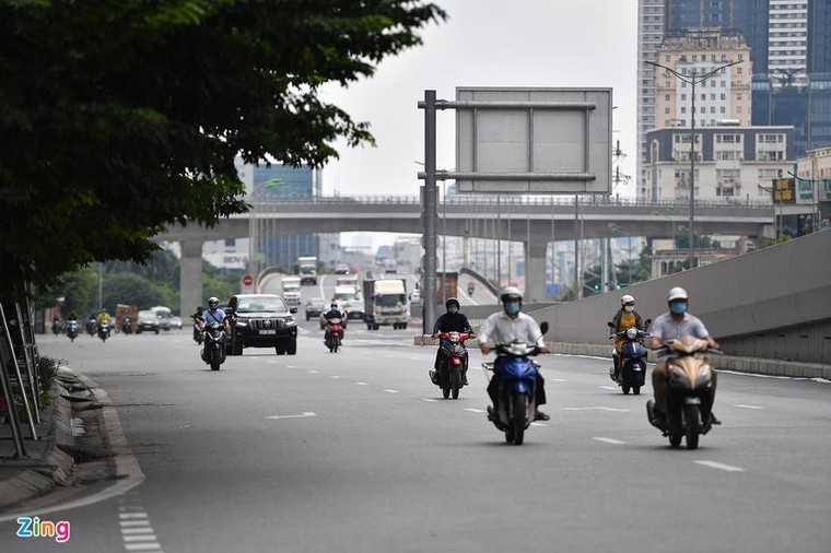 Xe cộ thưa thớt ngày đầu Hà Nội nới lỏng giãn cách ảnh 1