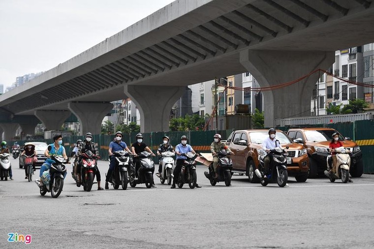 Xe cộ thưa thớt ngày đầu Hà Nội nới lỏng giãn cách ảnh 2