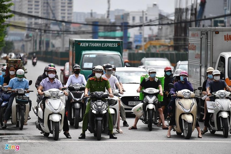 Xe cộ thưa thớt ngày đầu Hà Nội nới lỏng giãn cách ảnh 3