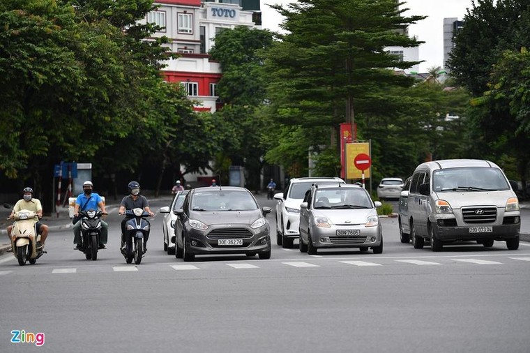 Xe cộ thưa thớt ngày đầu Hà Nội nới lỏng giãn cách ảnh 6