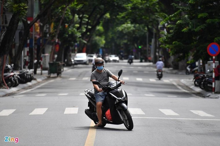 Xe cộ thưa thớt ngày đầu Hà Nội nới lỏng giãn cách ảnh 7
