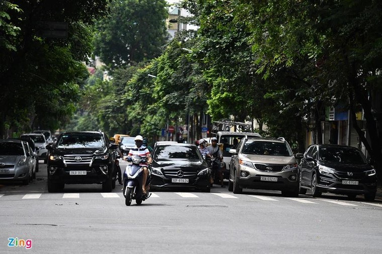 Xe cộ thưa thớt ngày đầu Hà Nội nới lỏng giãn cách ảnh 8