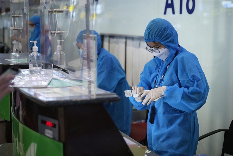 Bamboo Airways bay chuyên cơ khứ hồi đưa y bác sĩ chi viện miền Nam chống dịch ảnh 2