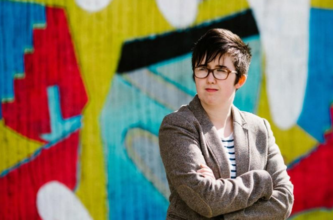 Khởi tố 2 đối tượng trong vụ sát hại nữ nhà báo tại Bắc Ireland ảnh 1