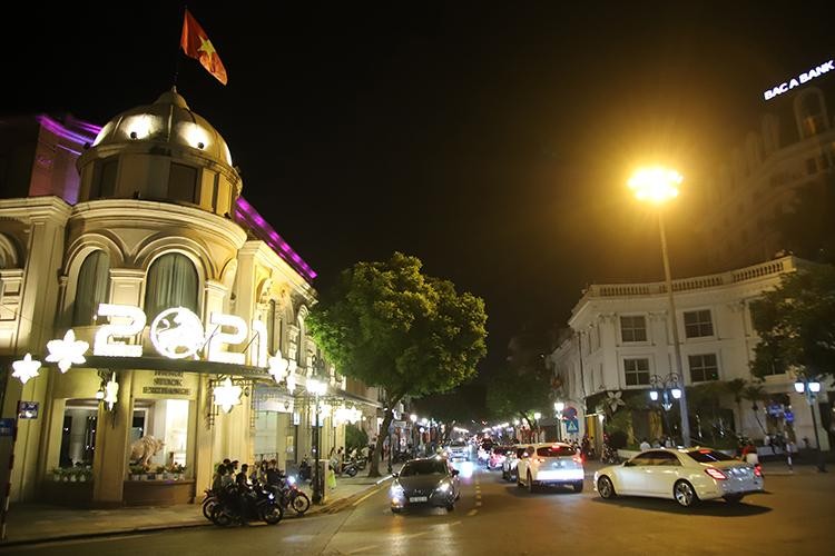 "Biển người" đổ về hồ Gươm trong đêm Trung thu ảnh 11