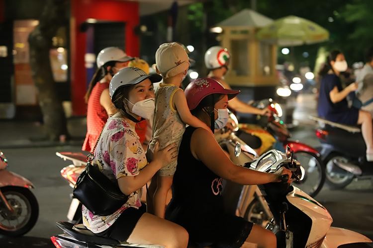 "Biển người" đổ về hồ Gươm trong đêm Trung thu ảnh 2