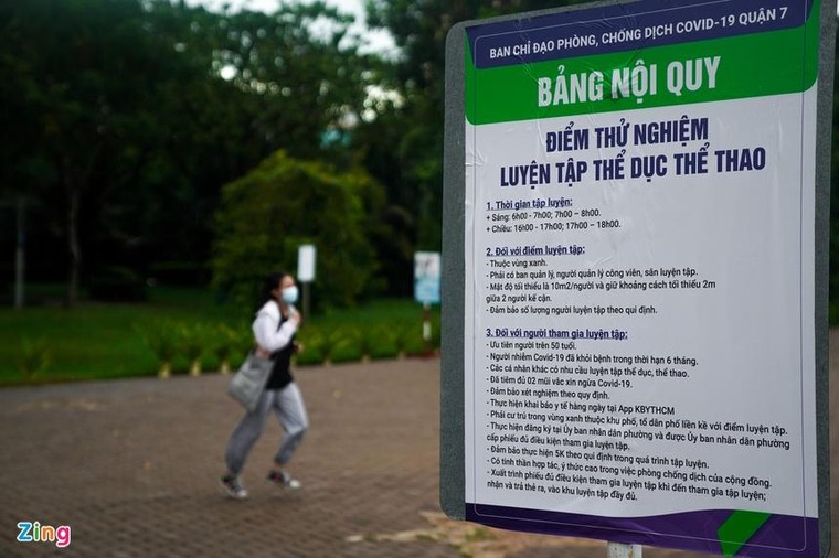 Người dân quận 7 tập thể dục ở công viên sau nhiều tháng giãn cách ảnh 2