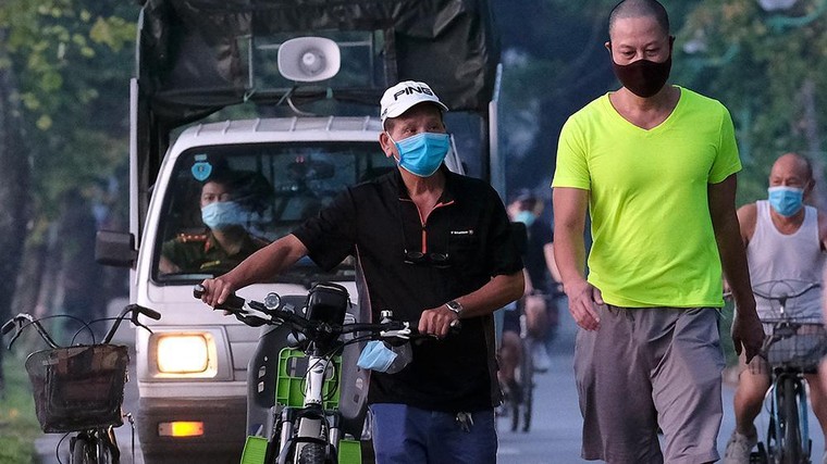 Hà Nội vừa nới lỏng giãn cách, người dân kéo nhau đi tập thể dục ảnh 2