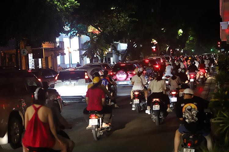 "Biển người" đổ về hồ Gươm trong đêm Trung thu ảnh 4