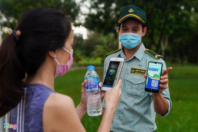 Người dân quận 7 tập thể dục ở công viên sau nhiều tháng giãn cách ảnh 3