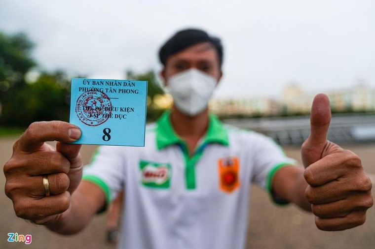 Người dân quận 7 tập thể dục ở công viên sau nhiều tháng giãn cách ảnh 4