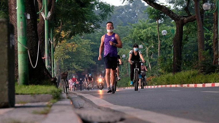 Hà Nội vừa nới lỏng giãn cách, người dân kéo nhau đi tập thể dục ảnh 7