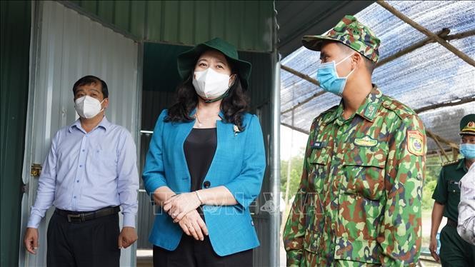 Phó Chủ tịch nước Võ Thị Ánh Xuân thăm, tặng quà lực lượng phòng, chống dịch tại Tây Ninh ảnh 1