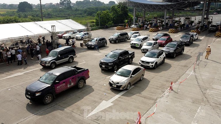 Hàng ngàn người trở lại Hà Nội ảnh 1