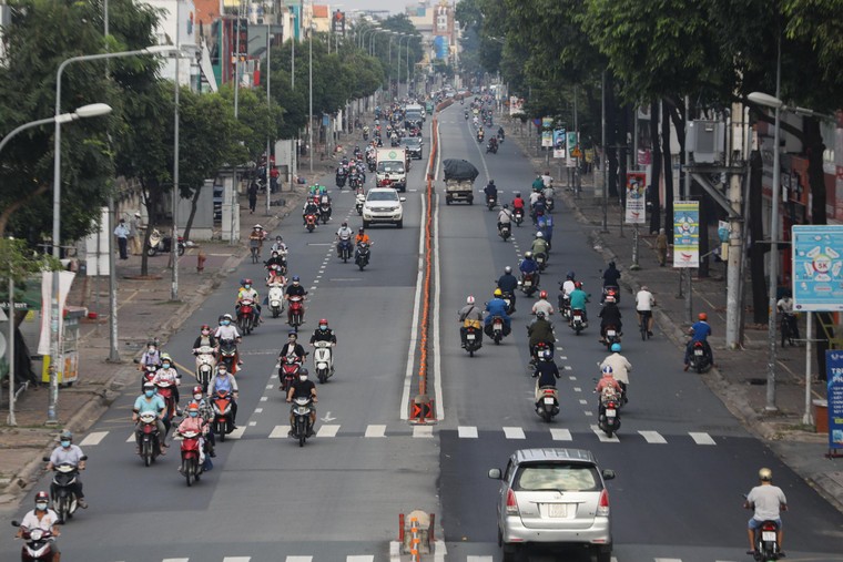 Đường TP HCM tấp nập ngày đầu 'bình thường mới' ảnh 1