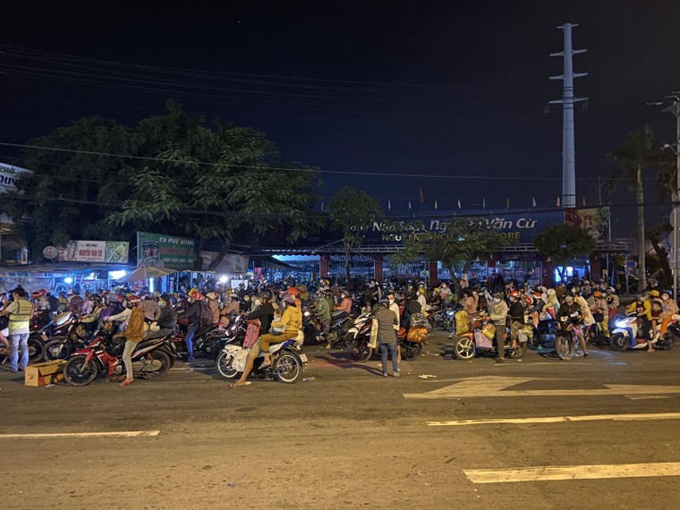 Dòng người về quê gây ùn tắc nghiêm trọng tại cửa ngõ phía Tây TP HCM ảnh 2