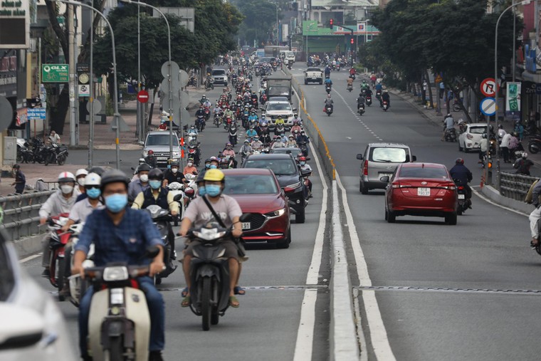 Đường TP HCM tấp nập ngày đầu 'bình thường mới' ảnh 2