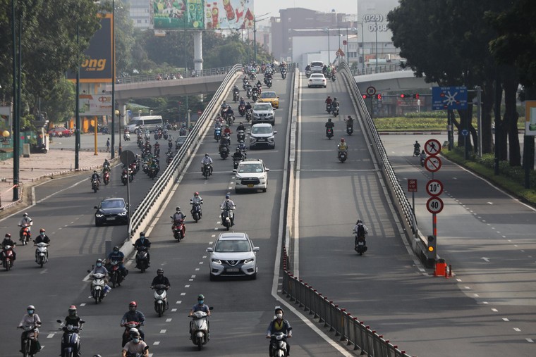 Đường TP HCM tấp nập ngày đầu 'bình thường mới' ảnh 4