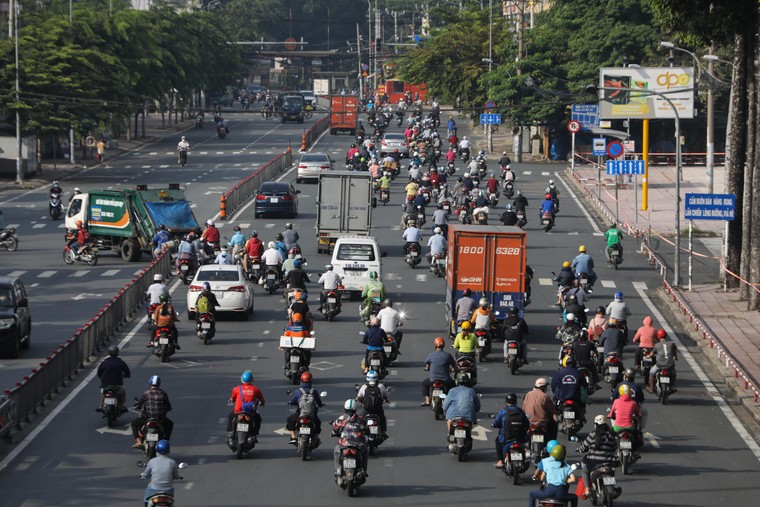 Đường TP HCM tấp nập ngày đầu 'bình thường mới' ảnh 6