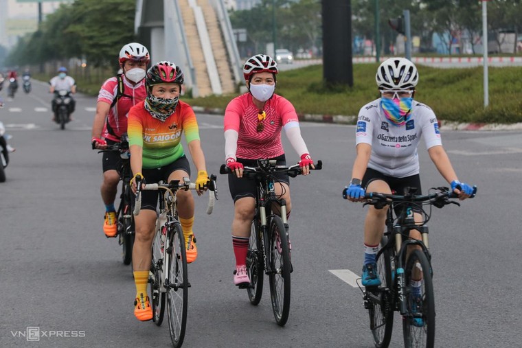 Đường TP HCM tấp nập ngày đầu 'bình thường mới' ảnh 7