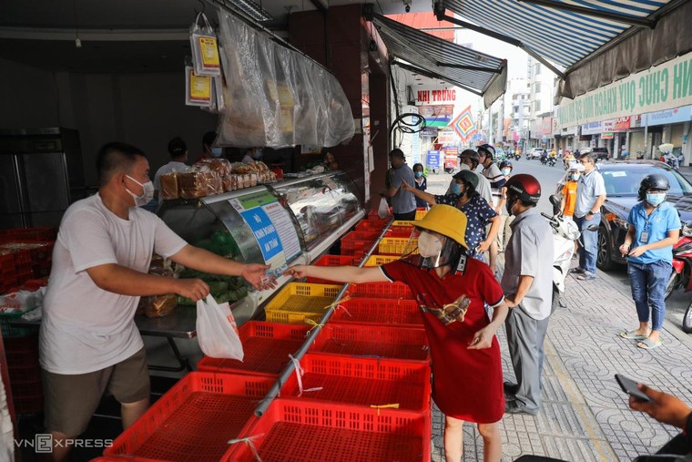 Đường TP HCM tấp nập ngày đầu 'bình thường mới' ảnh 8