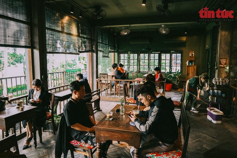 Người dân háo hức đến quán cafe sau nhiều tháng giãn cách xã hội ảnh 1