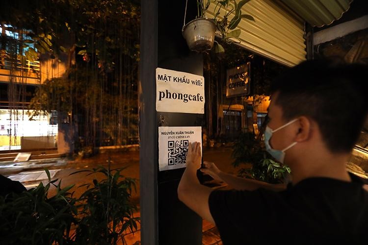 Chủ quán Hà Nội tất bật dọn dẹp để mở cửa trở lại ảnh 2