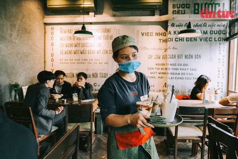 Người dân háo hức đến quán cafe sau nhiều tháng giãn cách xã hội ảnh 3