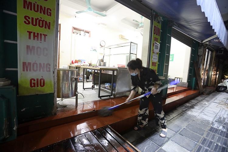 Chủ quán Hà Nội tất bật dọn dẹp để mở cửa trở lại ảnh 4