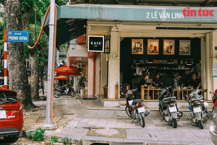 Người dân háo hức đến quán cafe sau nhiều tháng giãn cách xã hội ảnh 6