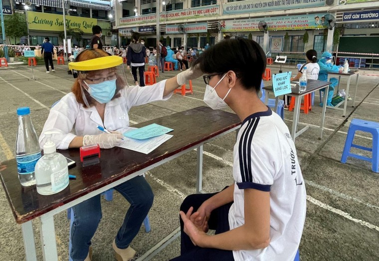 TP HCM: Học sinh đi tiêm vaccine được đọc truyện tranh, xem phim hoạt hình ảnh 2