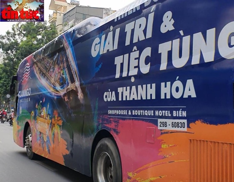 Chấn chỉnh tình trạng xe ô tô dán kín quảng cáo, đổi màu sơn ‘diễu phố’ ảnh 2