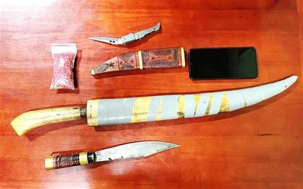 Bắt đối tượng vận chuyển ma túy và vũ khí trên xe ảnh 1