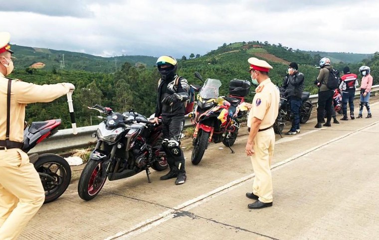 Xử lý hơn 60 'phượt thủ' lạng lách, đánh võng trên QL20 ảnh 1