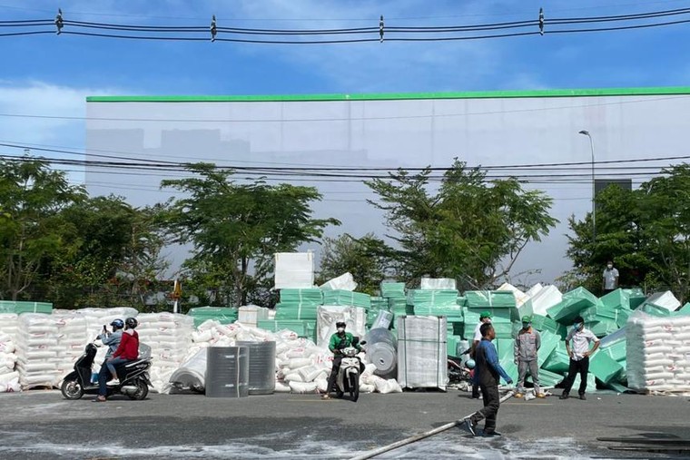 Cháy lớn thiêu rụi gần 3.000m2 nhà xưởng ở TP HCM ảnh 2