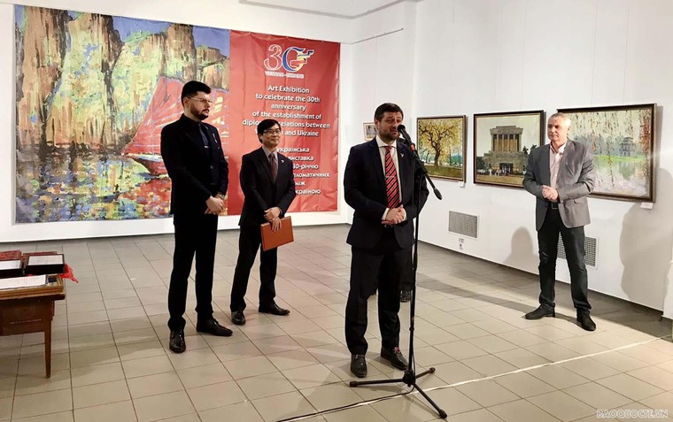 Triển lãm tranh kỷ niệm 30 năm quan hệ ngoại giao Việt Nam - Ukraine ảnh 1